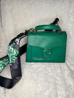 Tabby top handle with strap